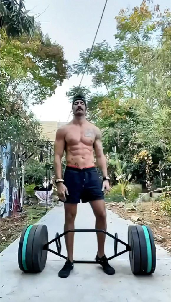 סמואל פלקון והדרך שנולדה מתוך החיים עצמם