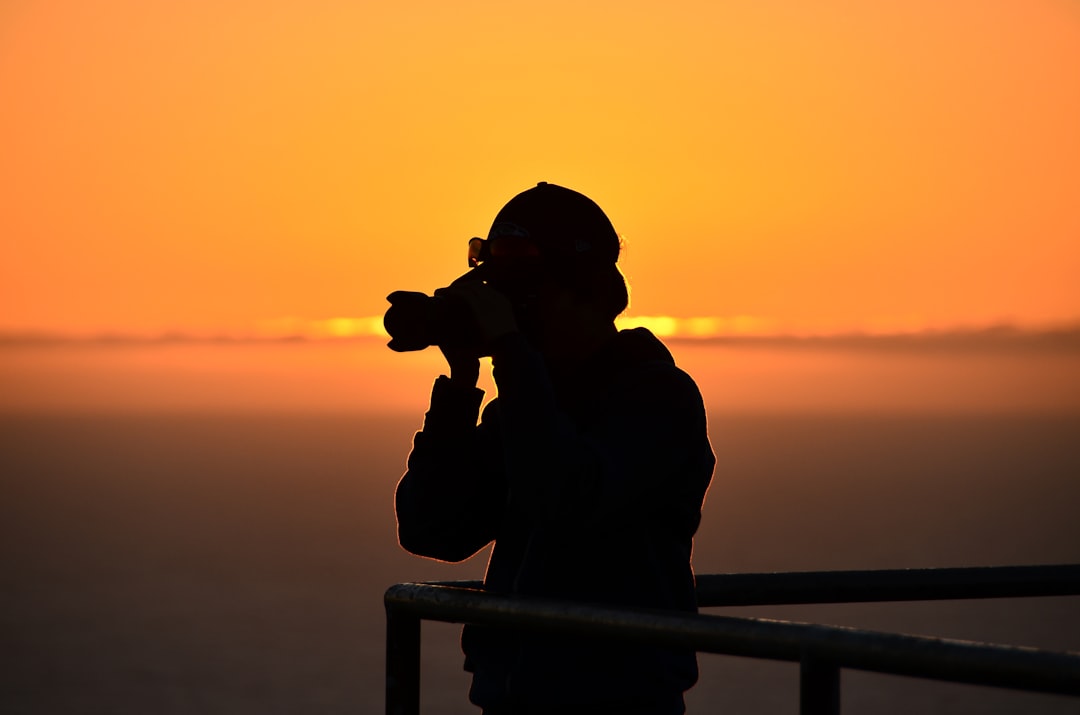 סמואל פלקון והדרך שנולדה מתוך החיים עצמם